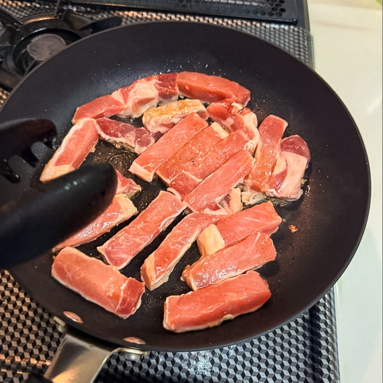 豚ロース切身(スティック)調理中