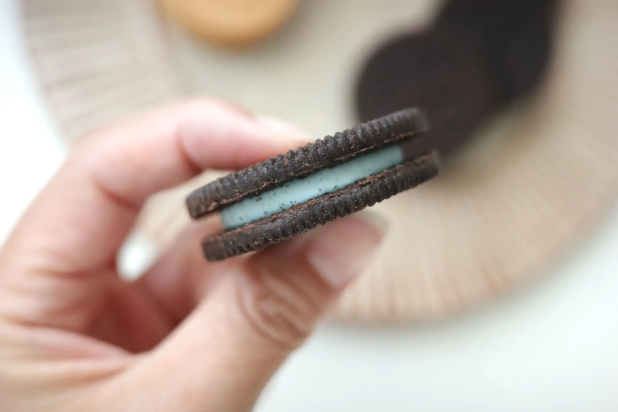 ミントクリームがサンドされている