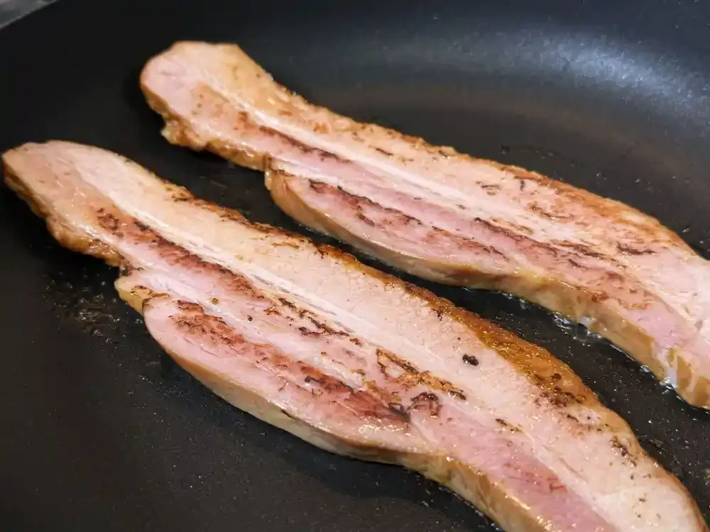 焦げ目のついたベーコン