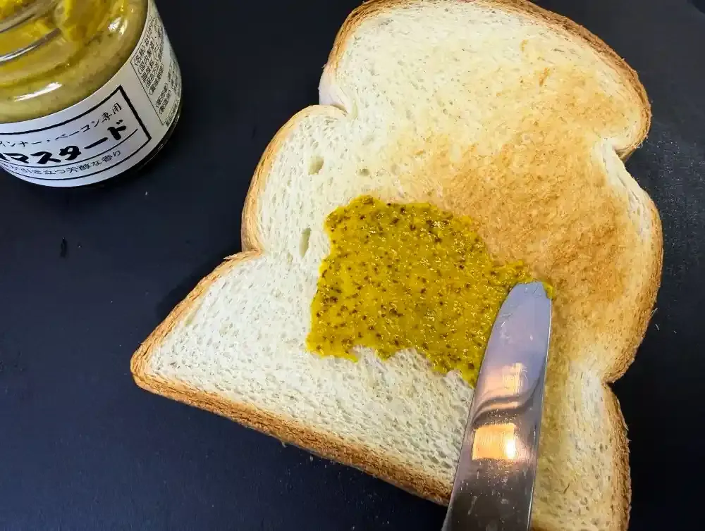 食パンにマスタード