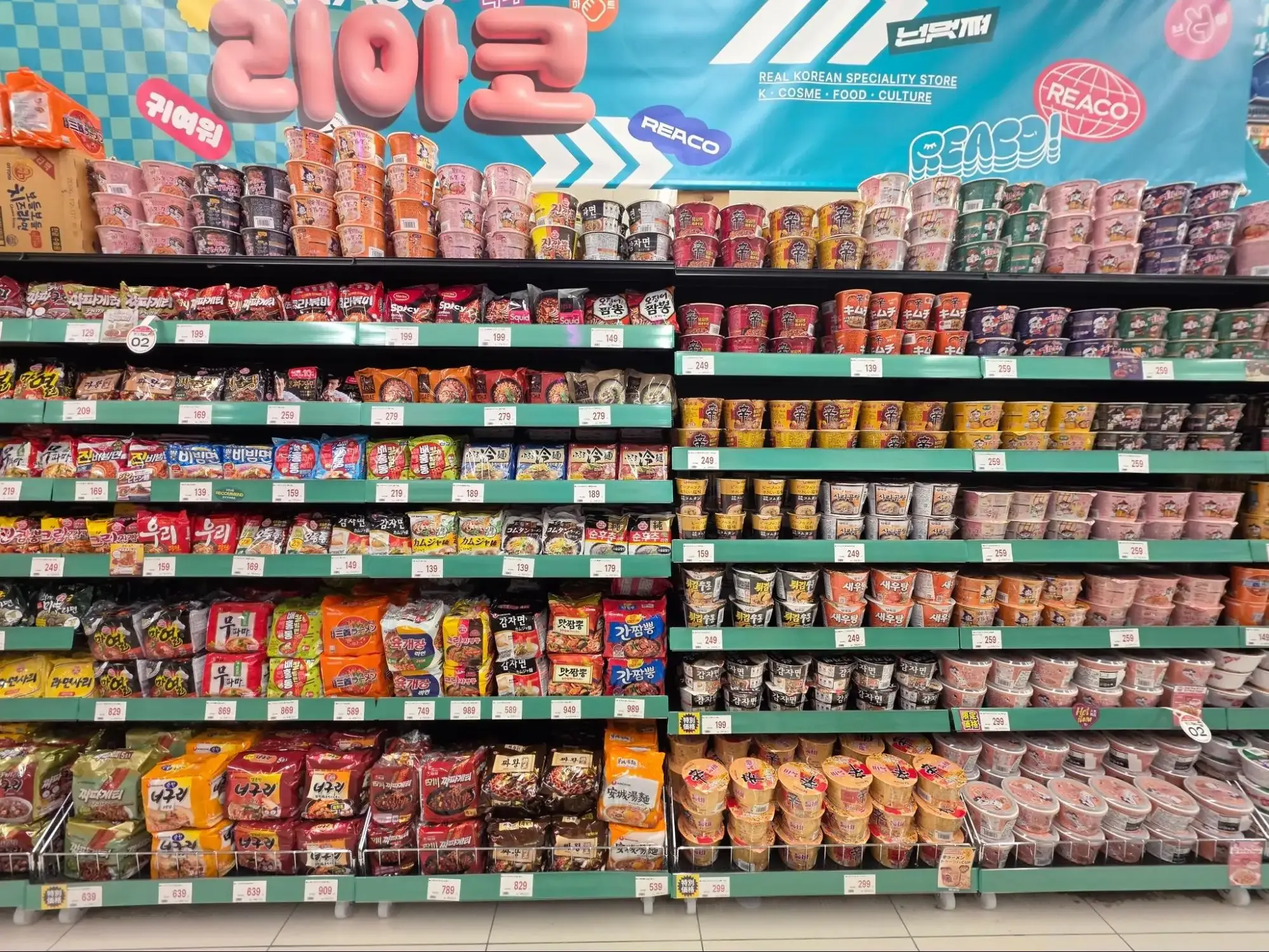 韓国の現地スーパーとほぼ同じ品揃えの棚
