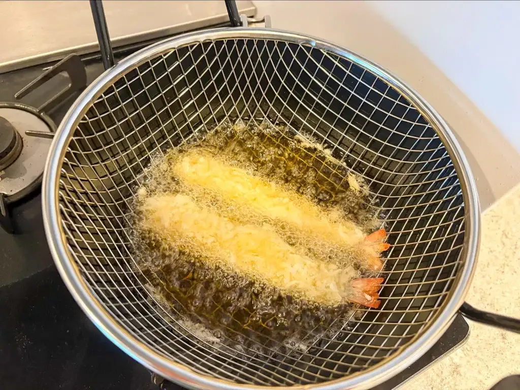 海老フライを油に投入