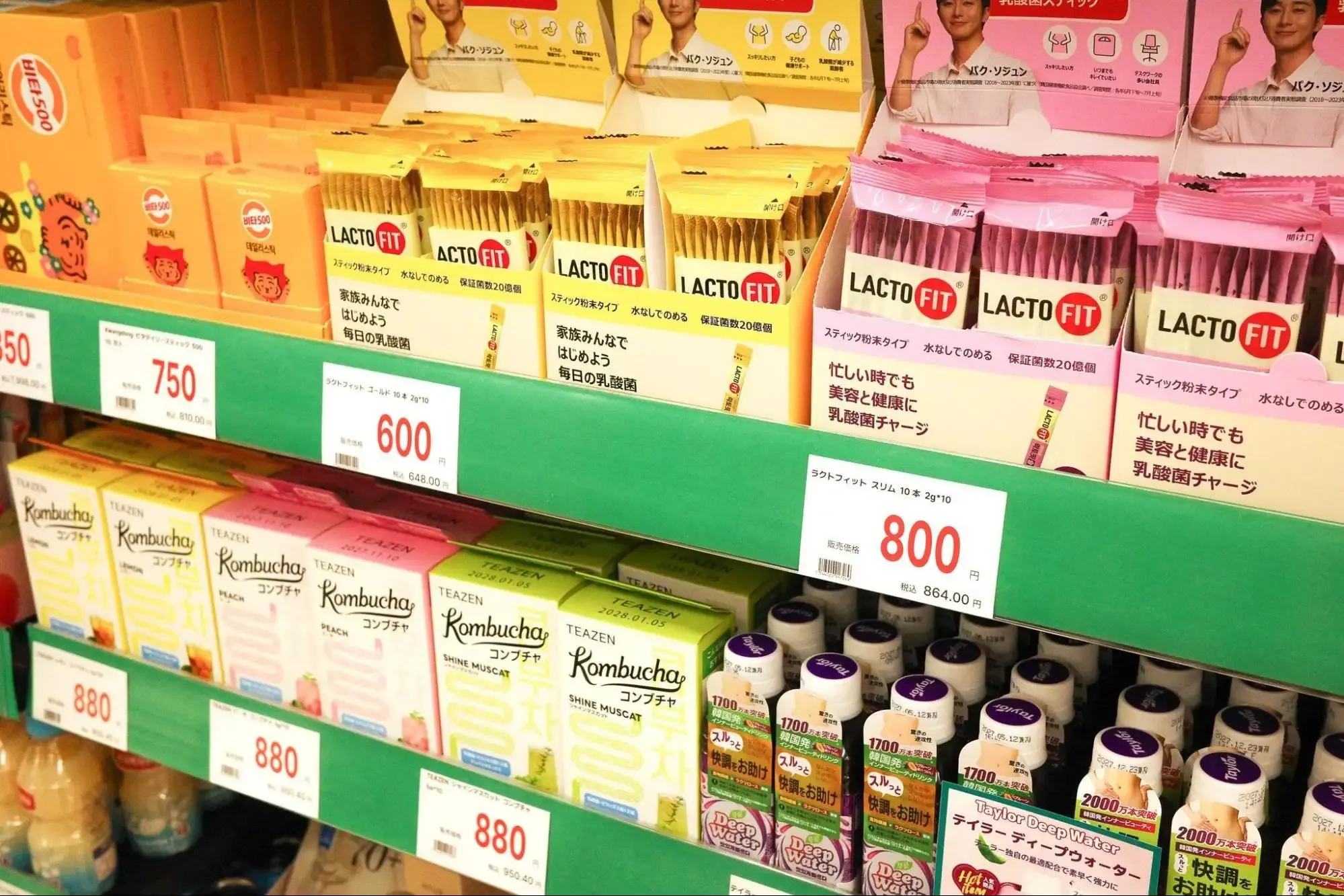 REACOのお菓子の棚