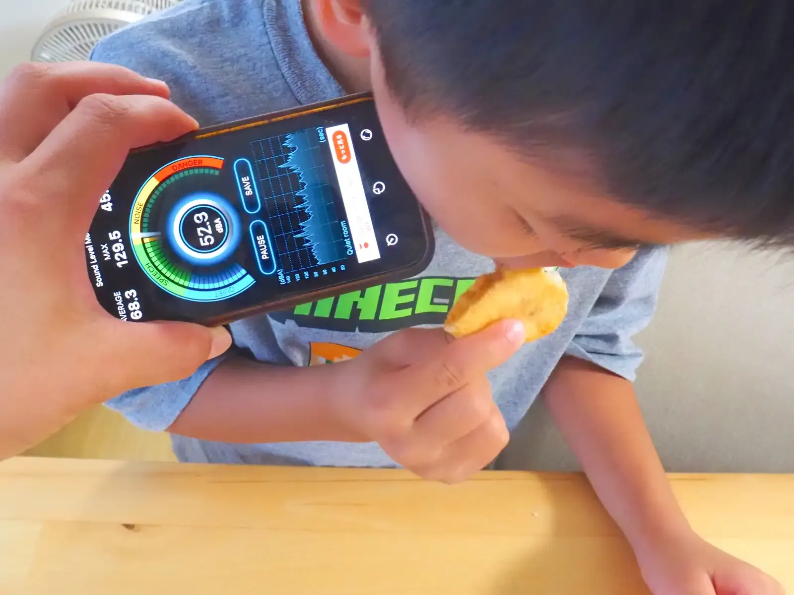 アゴにスマホを当てて計測している様子