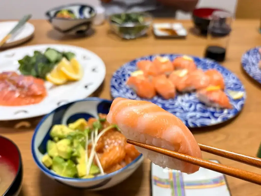 脂ののったサーモンはとろける口当たり