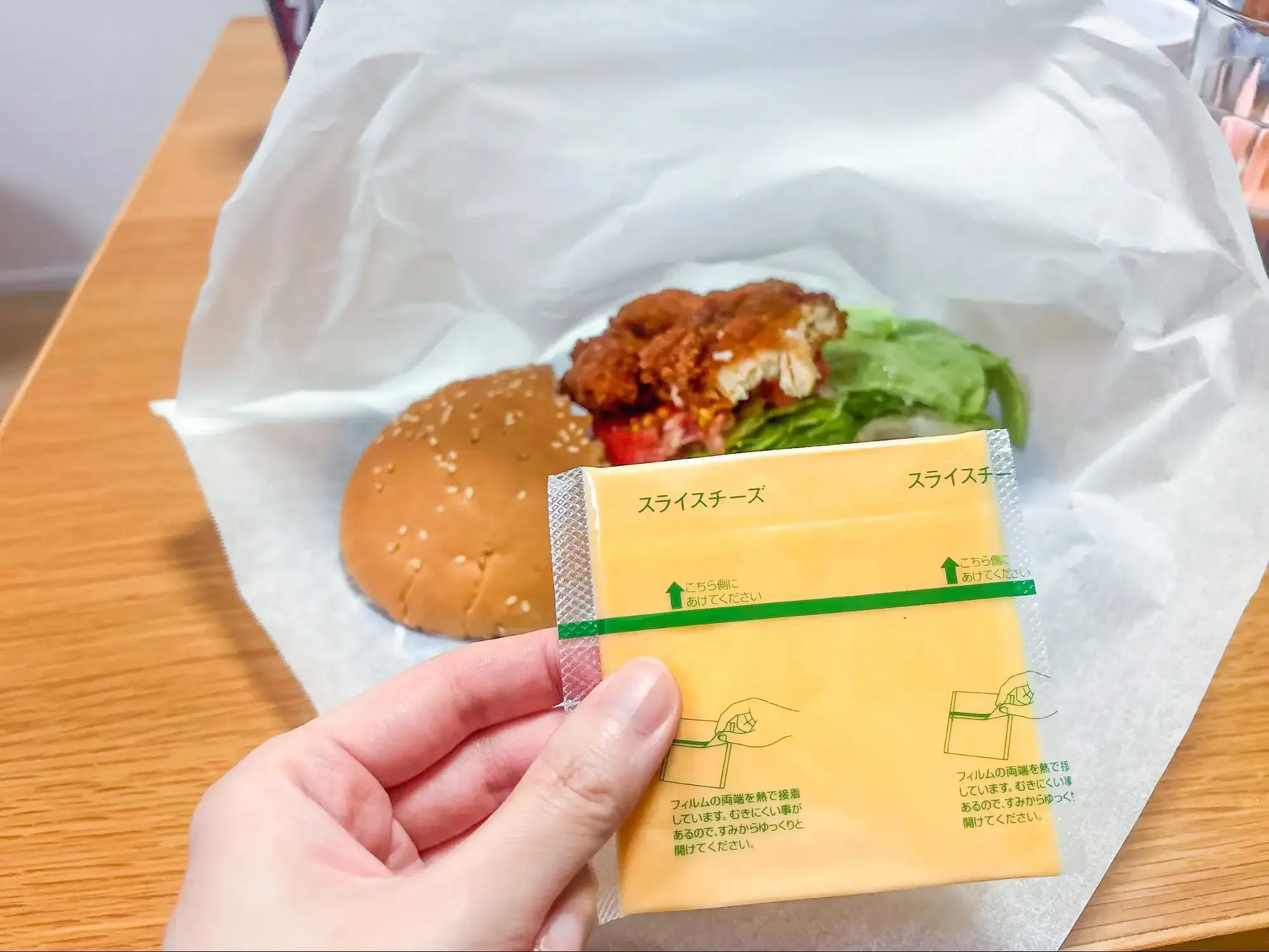 チェダーチーズを挟んでみます