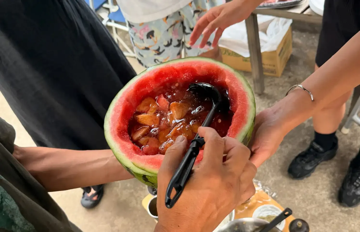 皆に配っていく