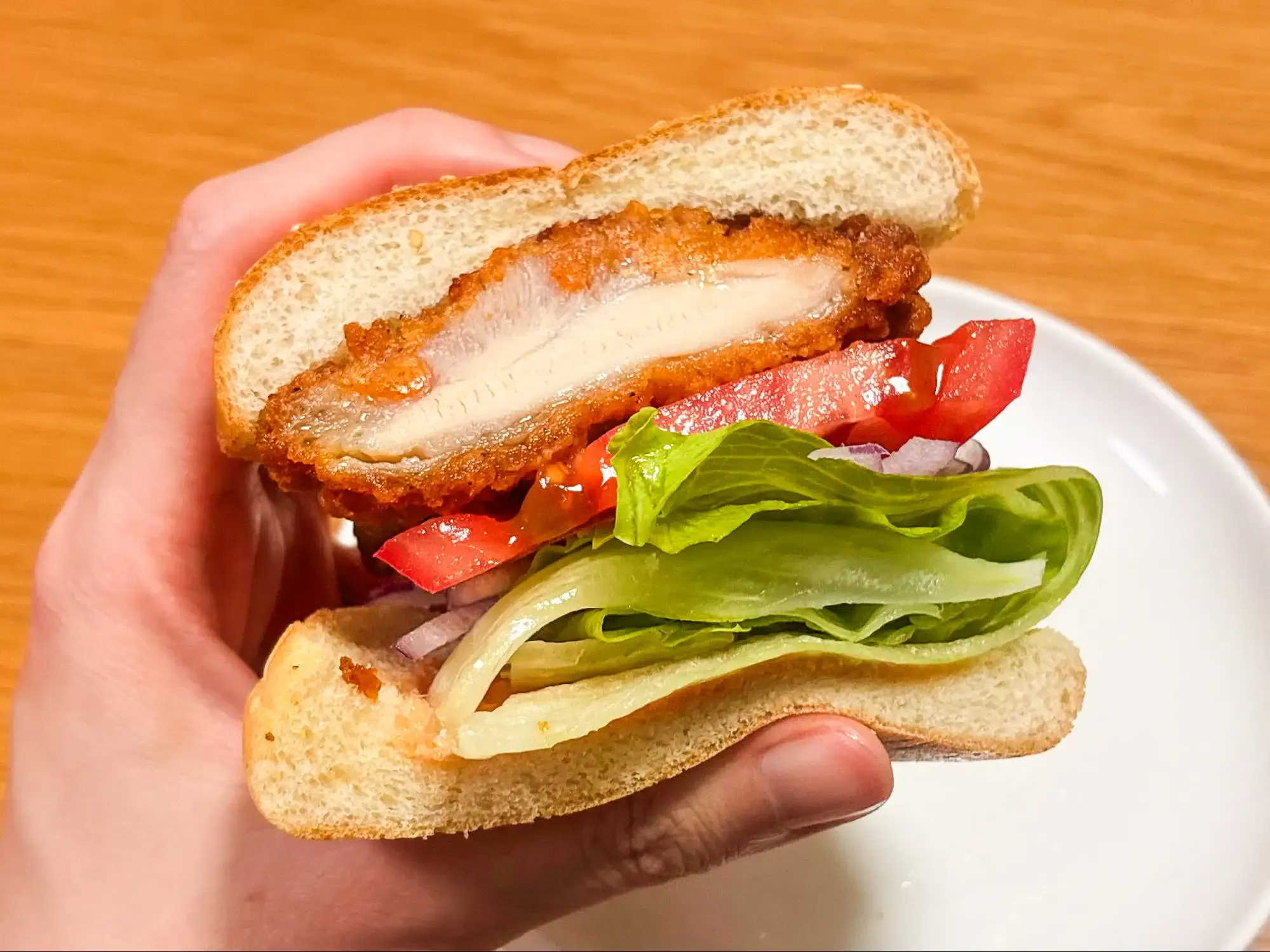 オーロラソースを塗ったハンバーガーの断面