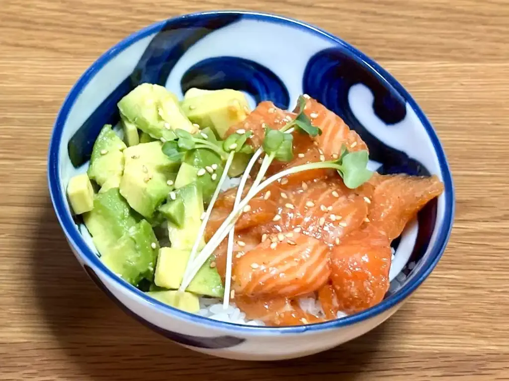 アボカドを添えたポキ丼