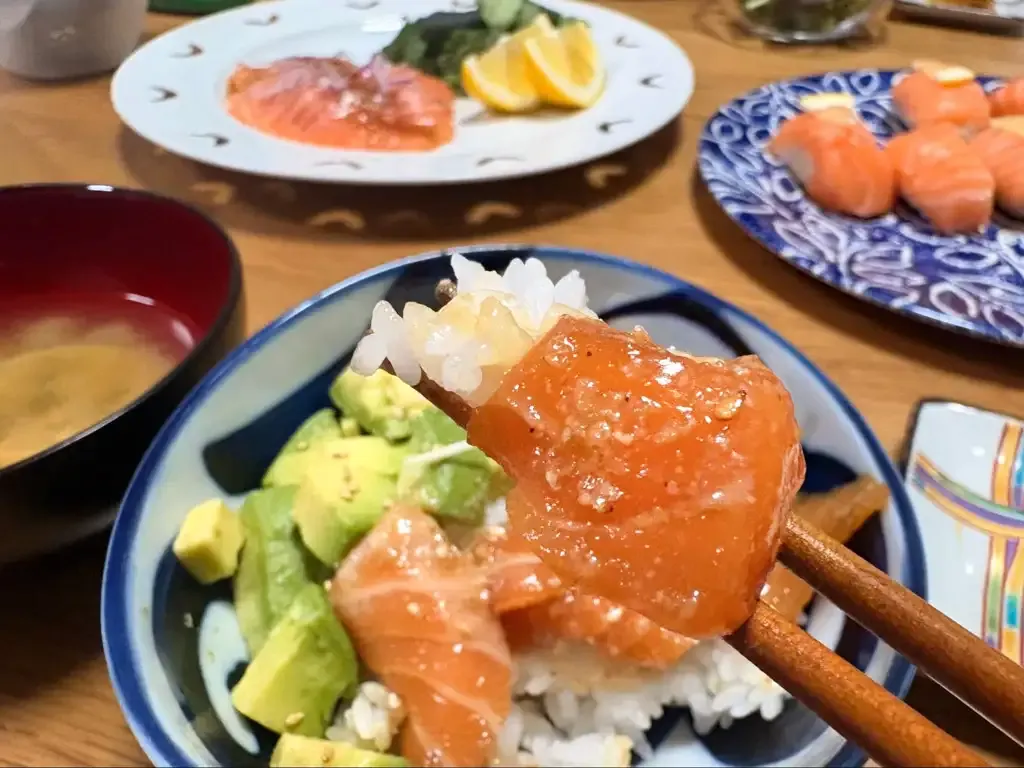 とろけるサーモンとアボカドのクリーミーさがマッチ