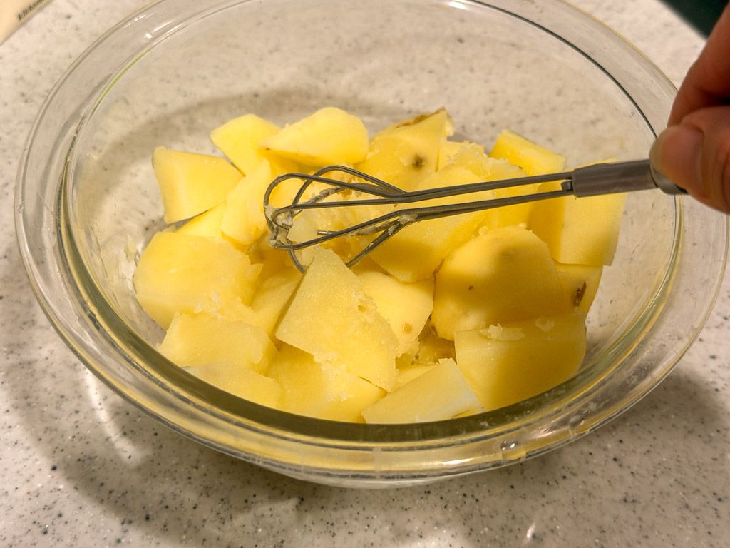 ジャガイモを潰す