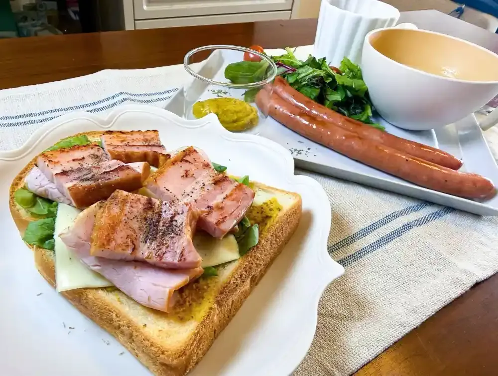 オープンサンド、ウィンナー、コーヒー