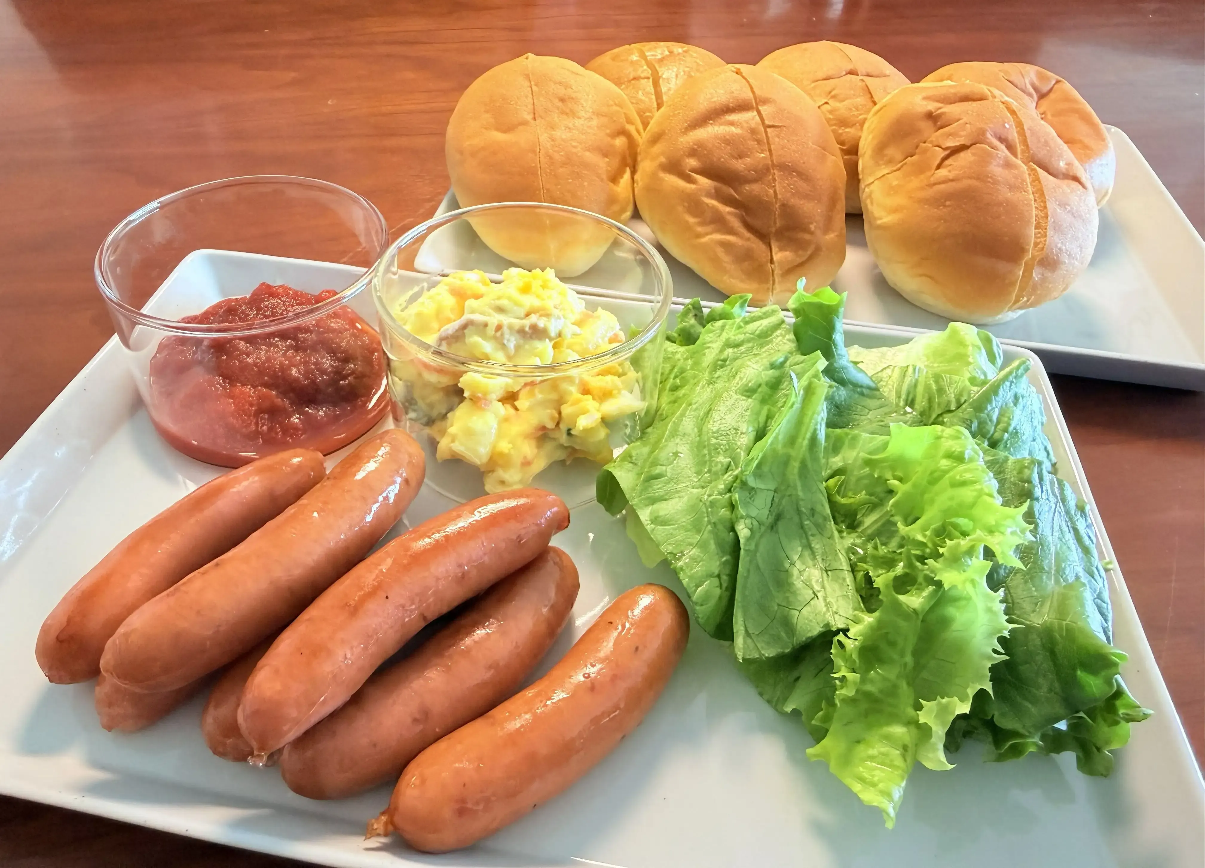 セルフ形式でホットドッグ