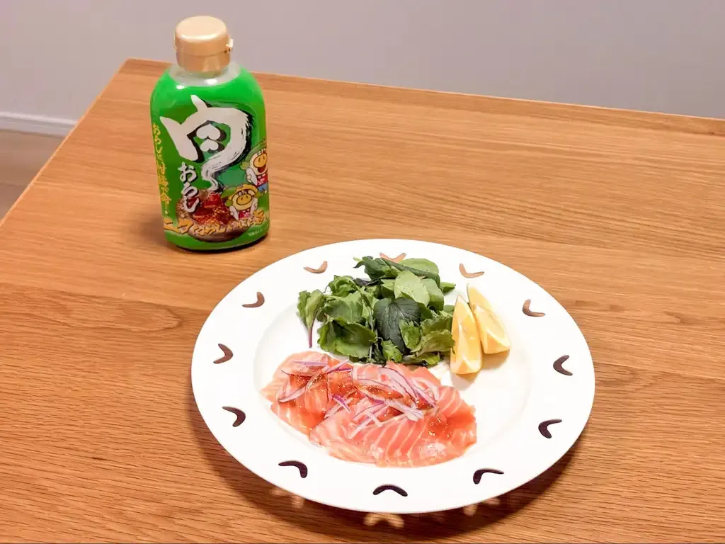 カルパッチョには焼き肉のたれ「肉おろし」の緑をかける