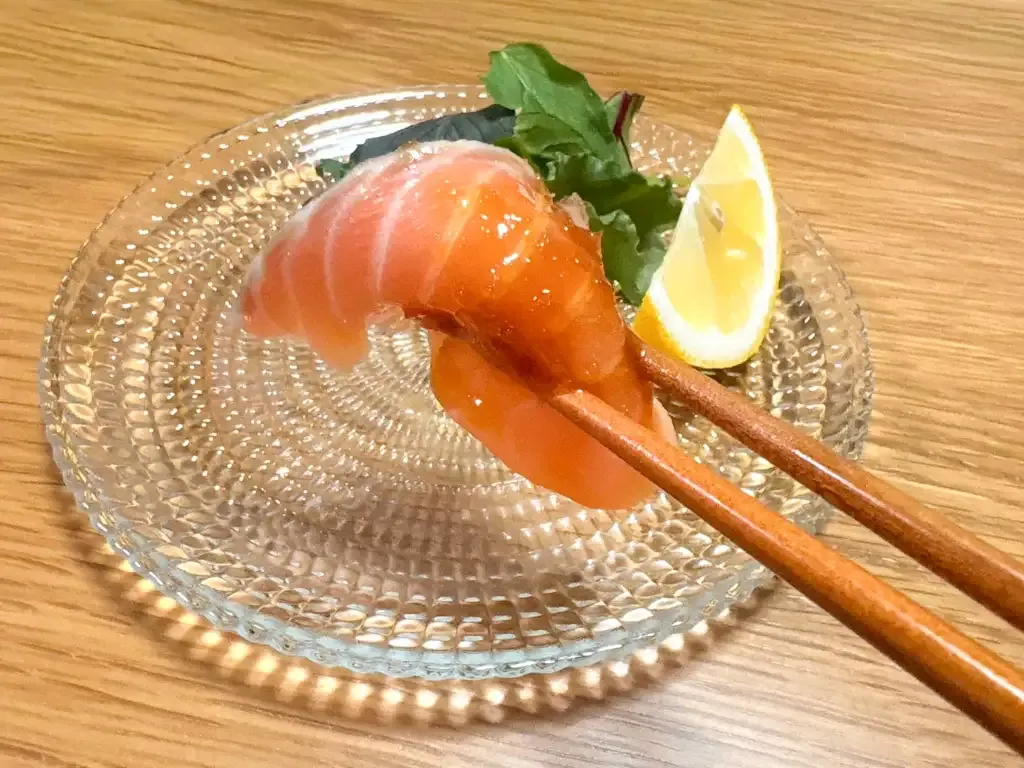 脂ののったサーモンにさっぱりしたタレがマッチ