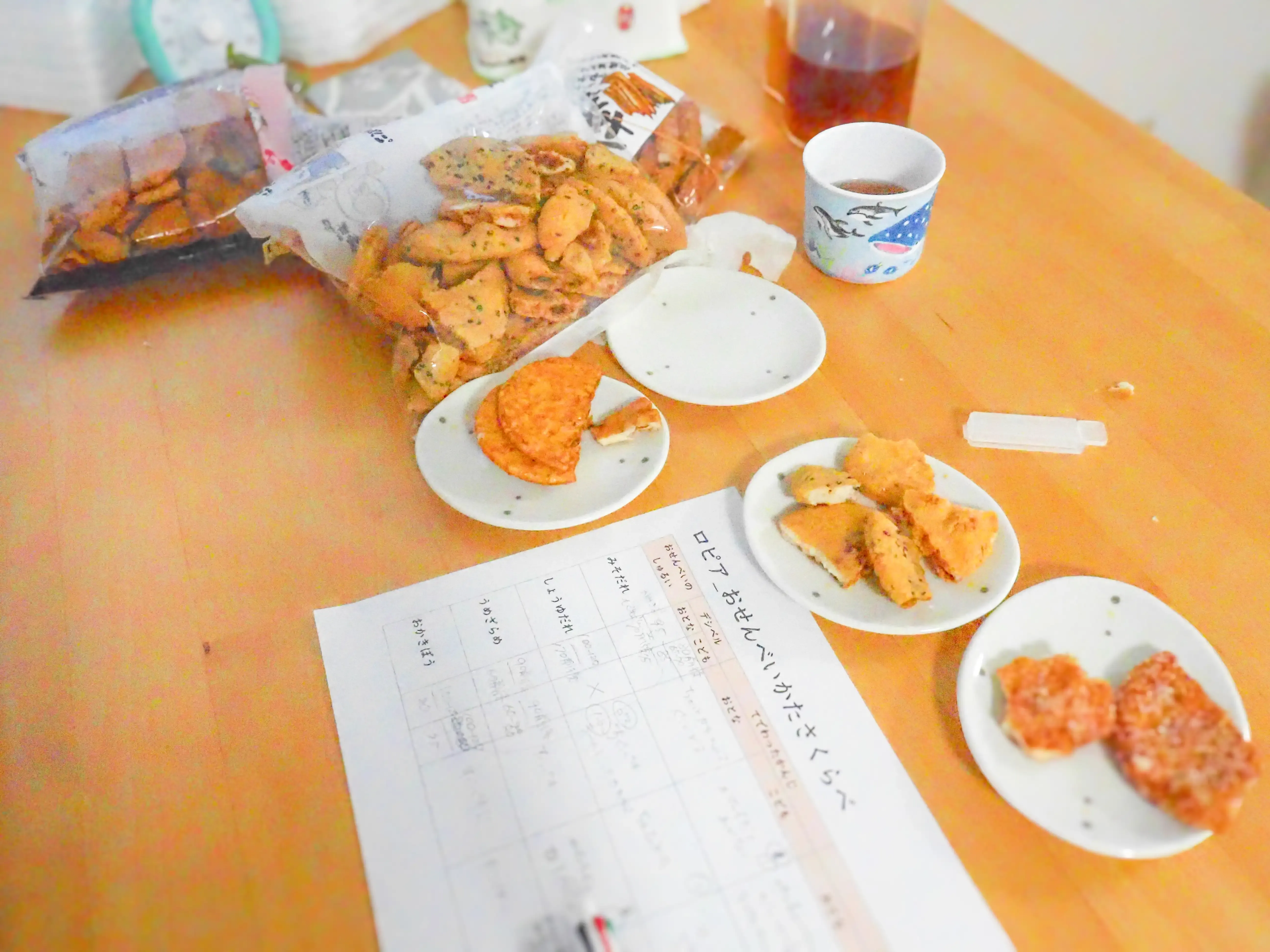 せんべいを広げた状態の机の上