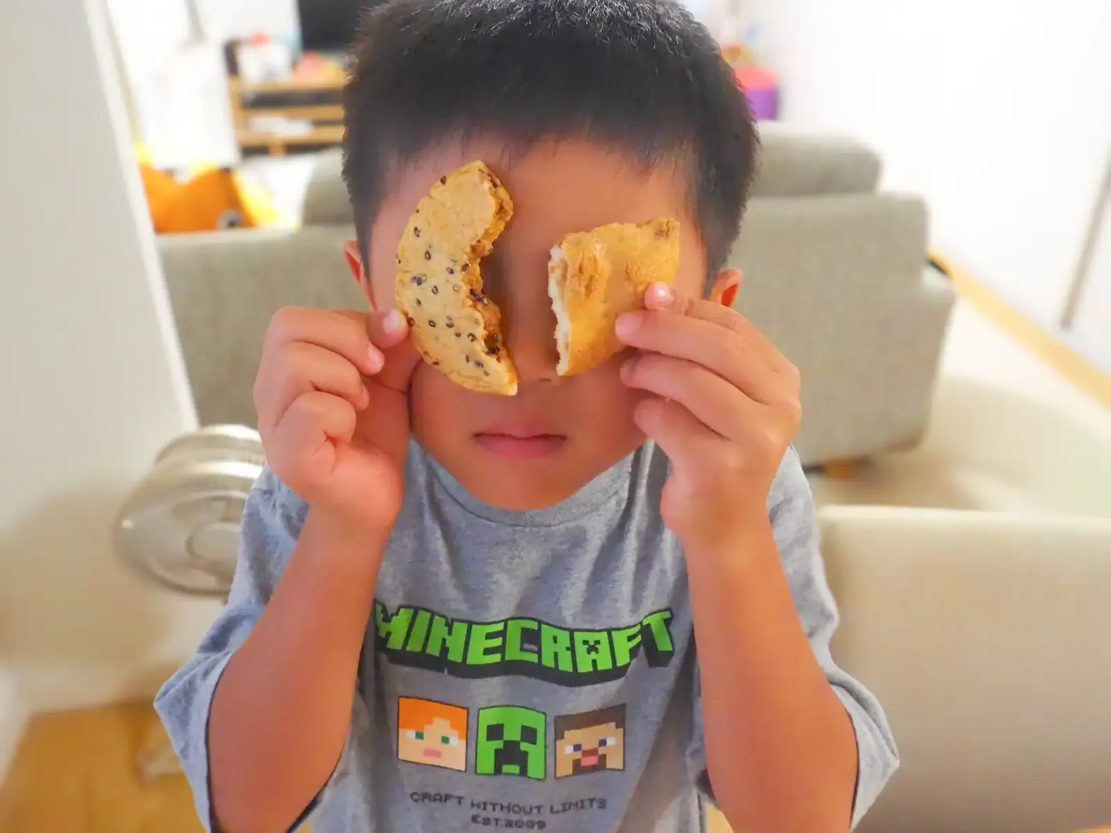 せんべいを持った息子のアップ