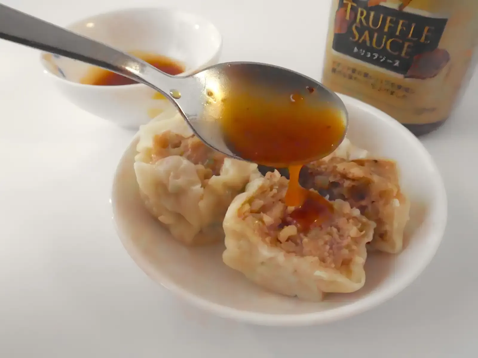 トリュフソースをかけた焼売
