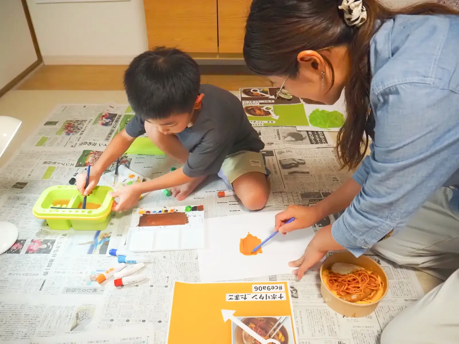 色見本を作る母子