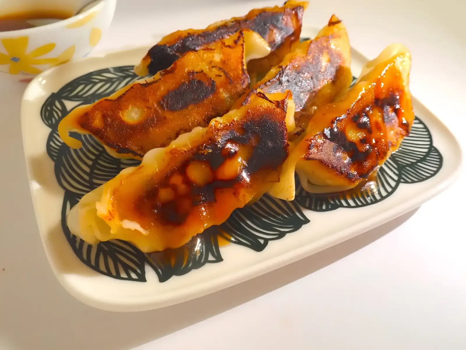 トリュフソースをかけた「野菜餃子」