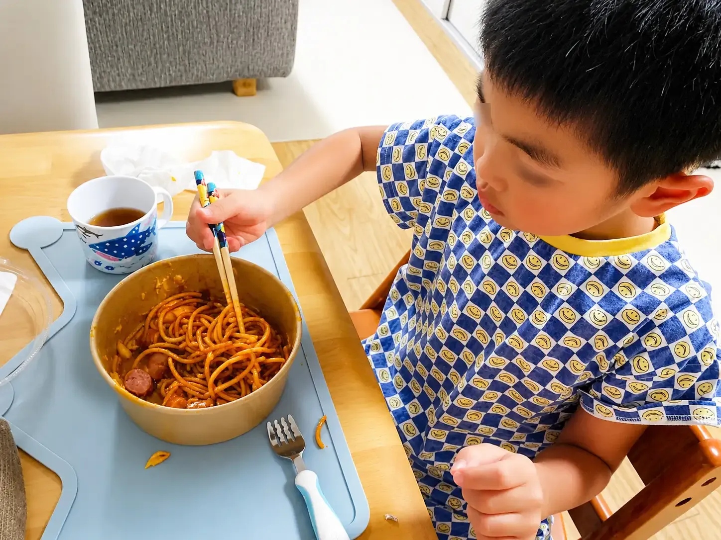 ナポリタンを食べる息子