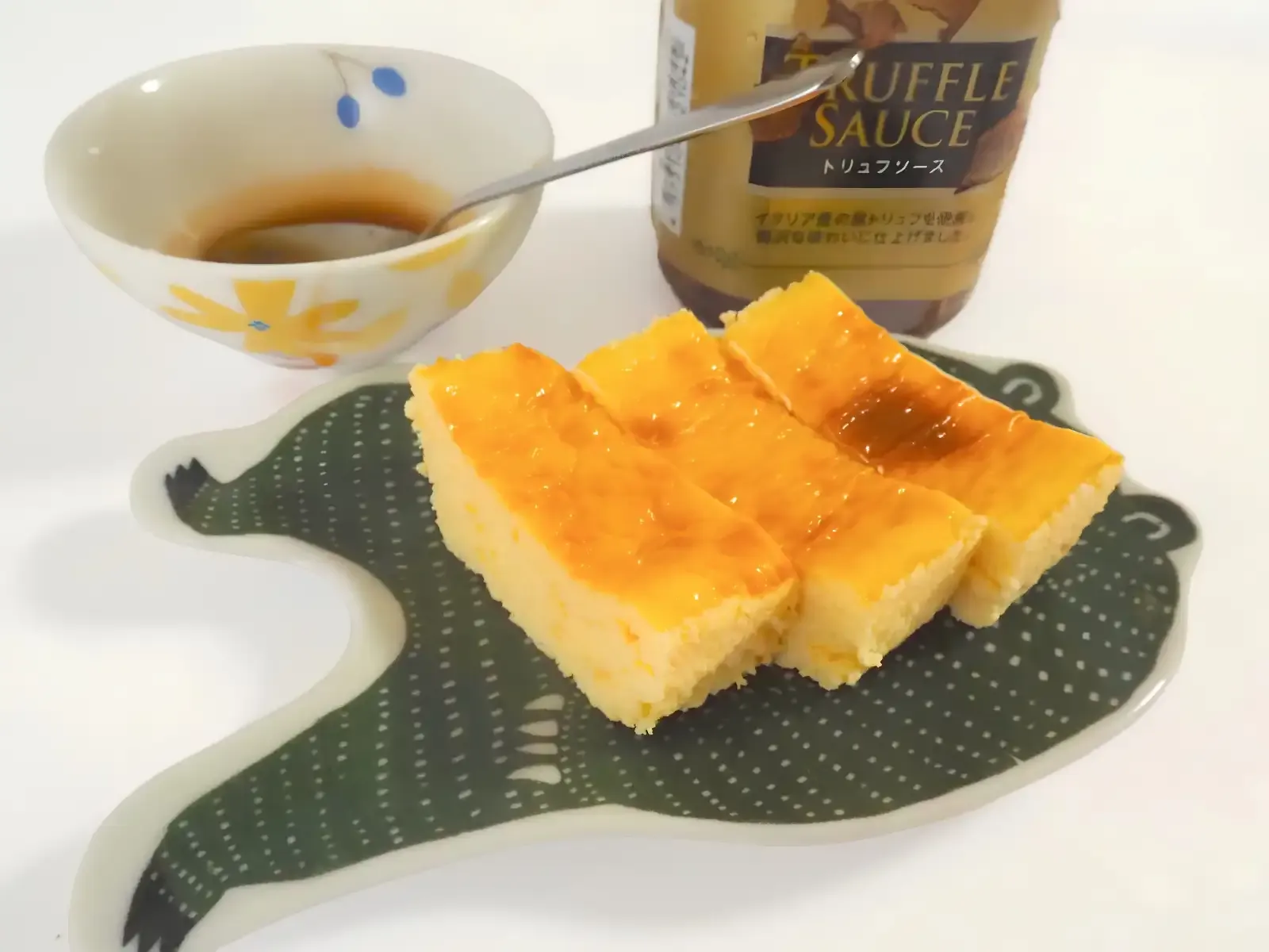 「ベイクドチーズケーキ」とトリュフソース