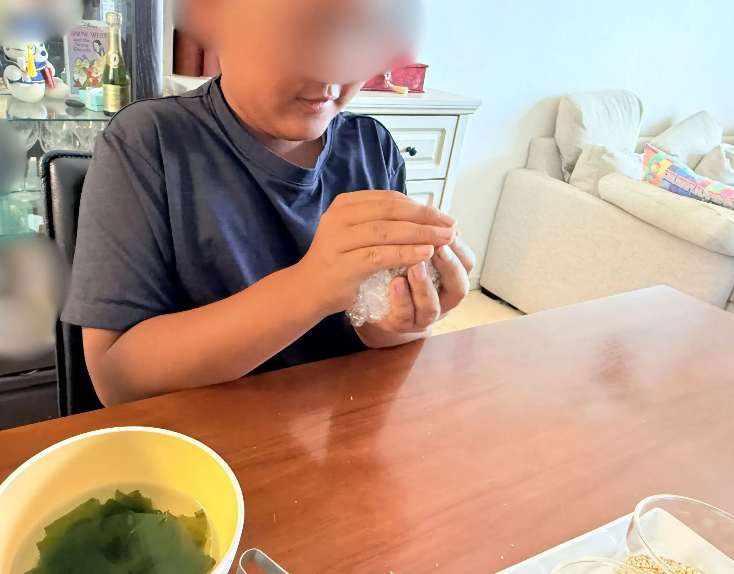 子どもが自分でおにぎりを握る