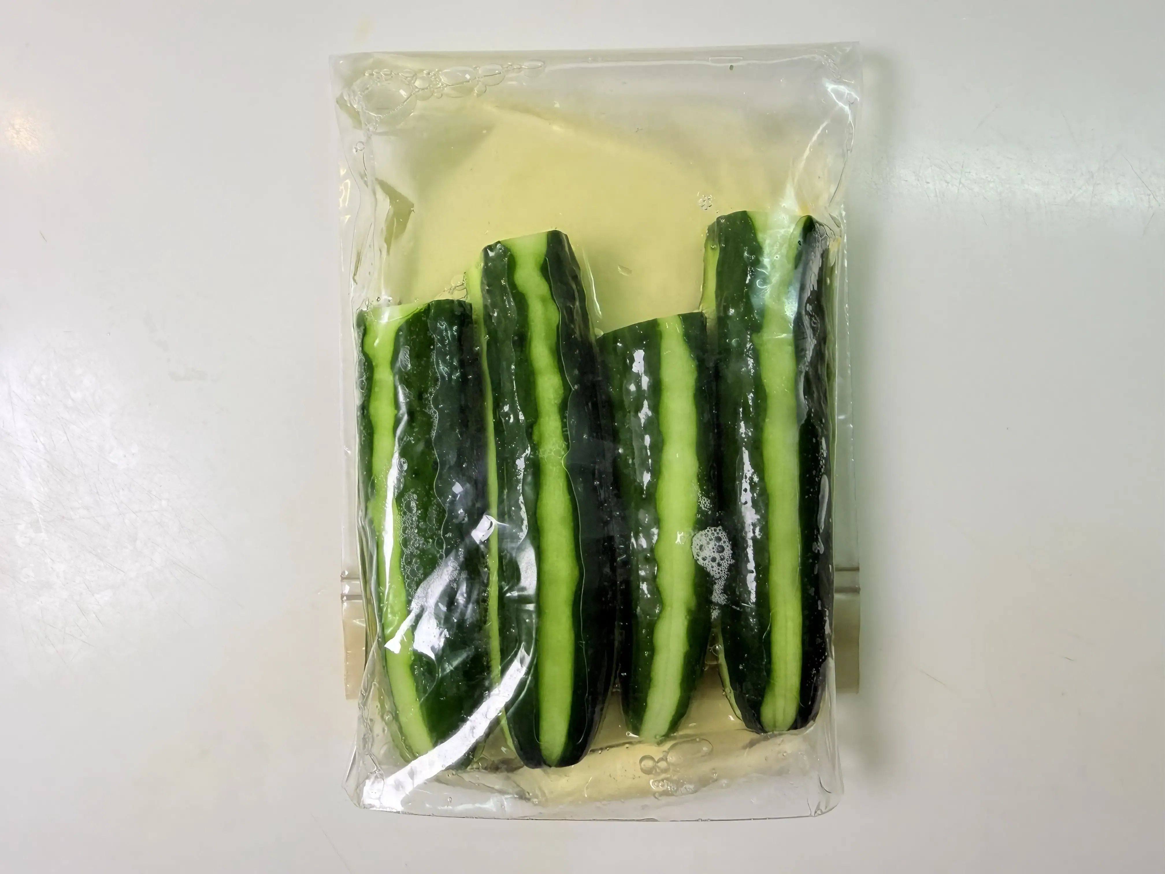 きゅうりの浅漬けを作る