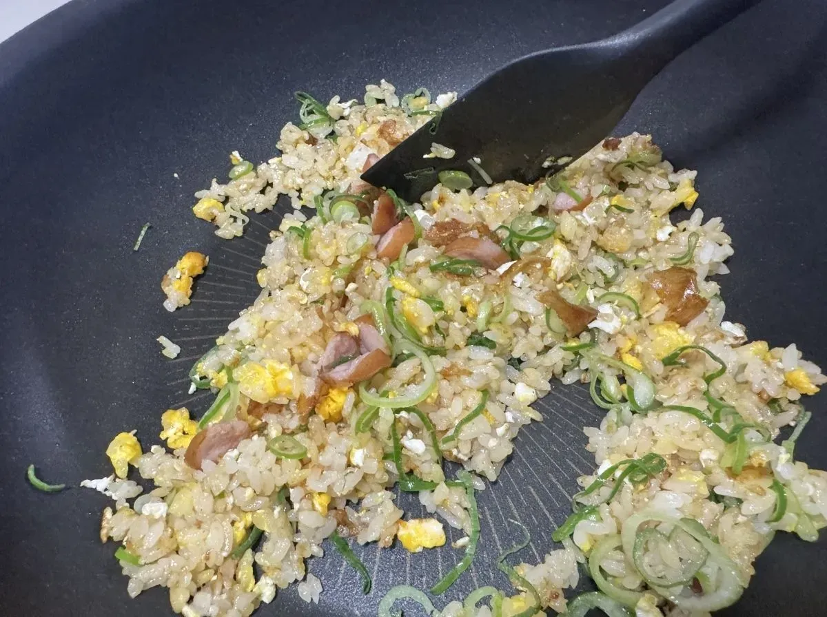 調理中のチャーハン