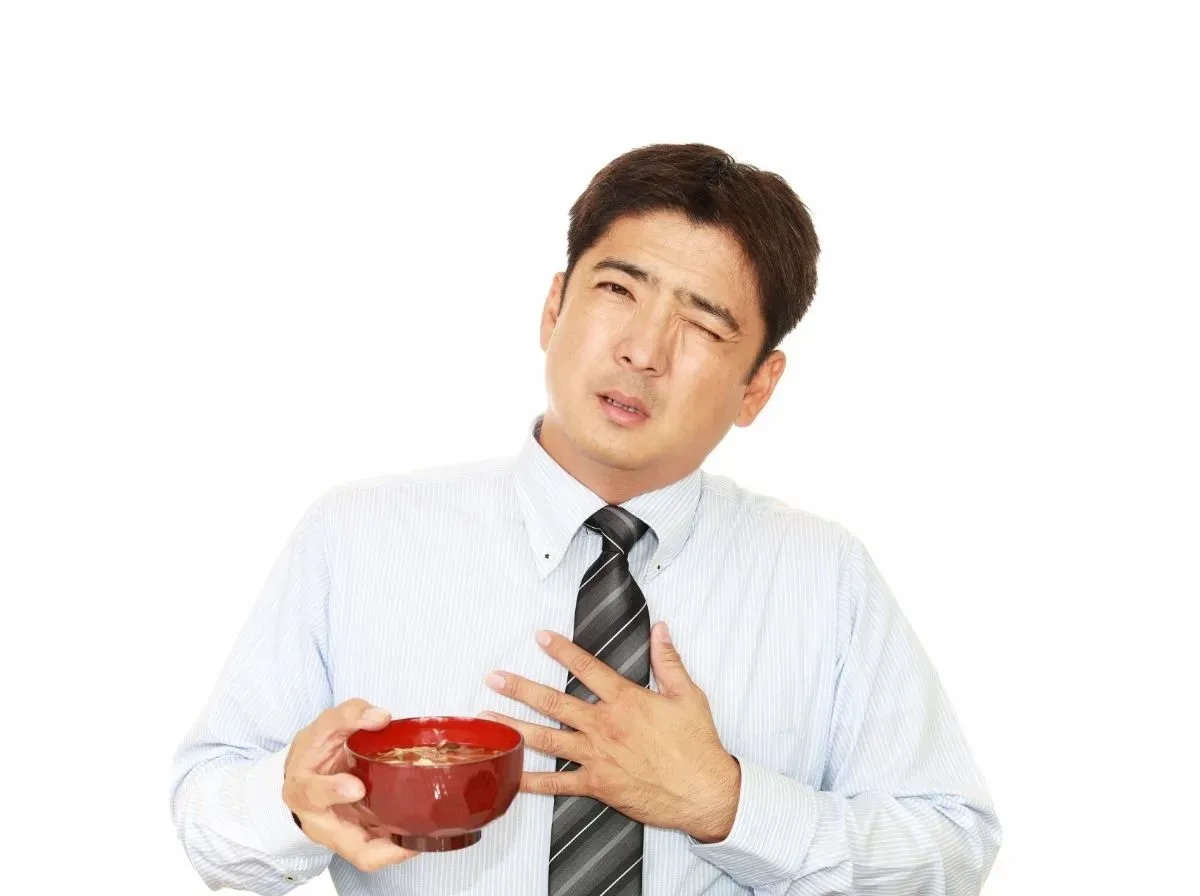 味噌汁を飲む人