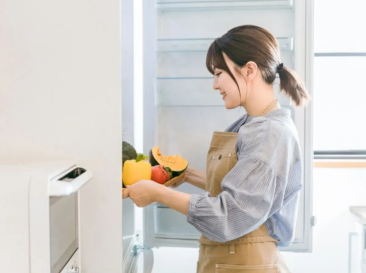 冷蔵庫に野菜を入れる人