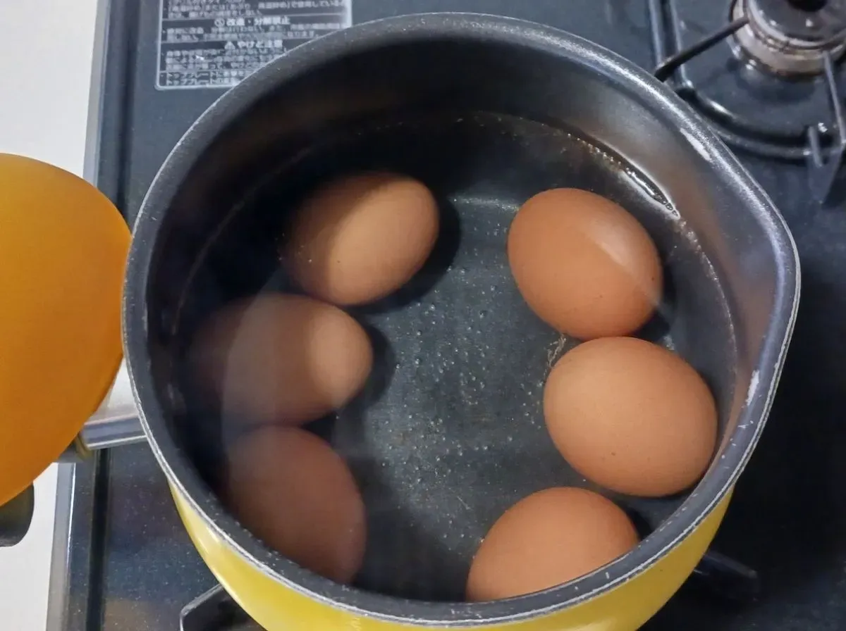 卵をお湯に入れる