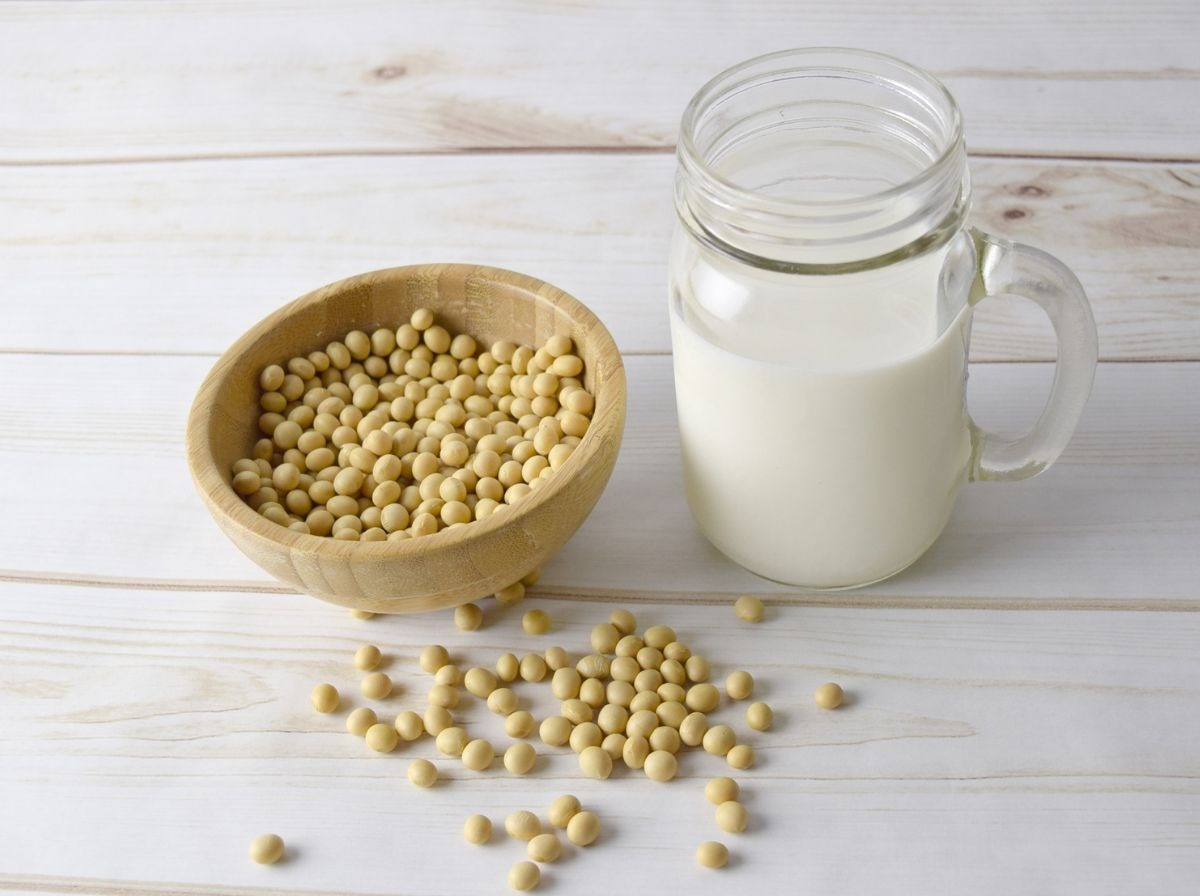 グラスに入った豆乳と大豆